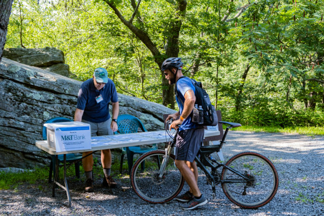 Trailhead Ambassador helping visitor